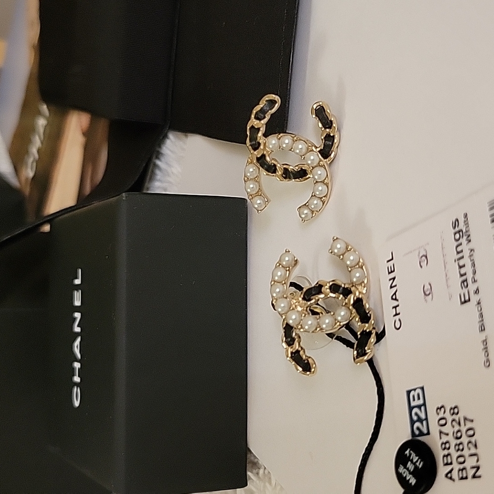 CHANEL 22B CC logo  Gold, Black & Pearly white Earrings Brand New with T…